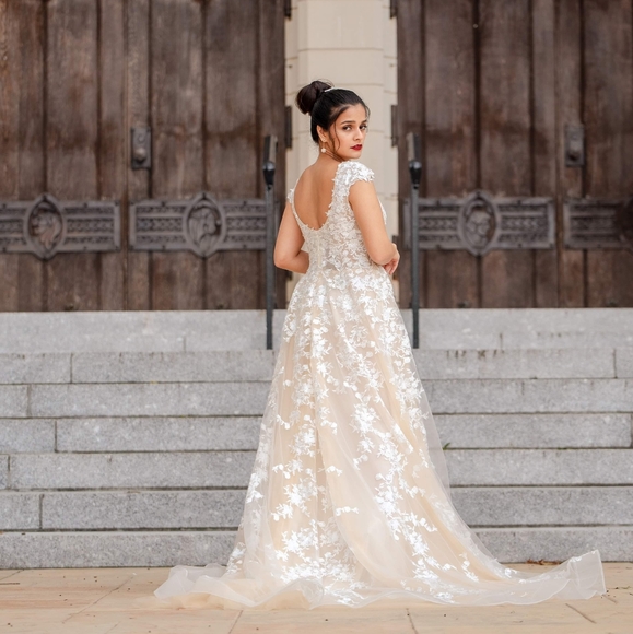 Wedding dress - Picture 2 of 4